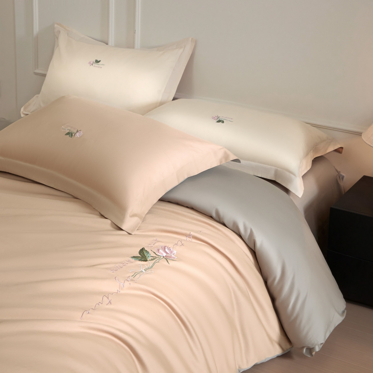 91家纺网 家纺一手货源 找家纺 秀色家纺 2026新款100支长绒棉纯棉四件套轻奢全棉刺绣被套床单纯棉四季床品-唤醒 唤醒-香槟金+烟墨灰