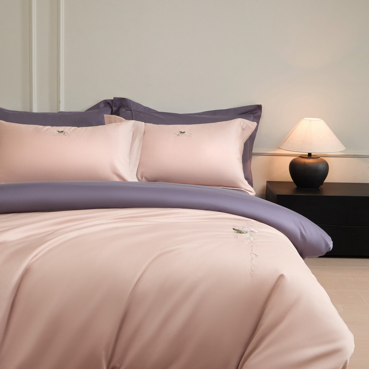 91家纺网 家纺一手货源 找家纺 秀色家纺 2026新款100支长绒棉纯棉四件套轻奢全棉刺绣被套床单纯棉四季床品-唤醒 唤醒-茱萸粉+丁香紫