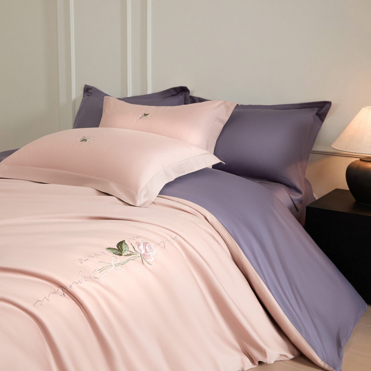 91家纺网 家纺一手货源 找家纺 秀色家纺 2026新款100支长绒棉纯棉四件套轻奢全棉刺绣被套床单纯棉四季床品-唤醒 唤醒-茱萸粉+丁香紫