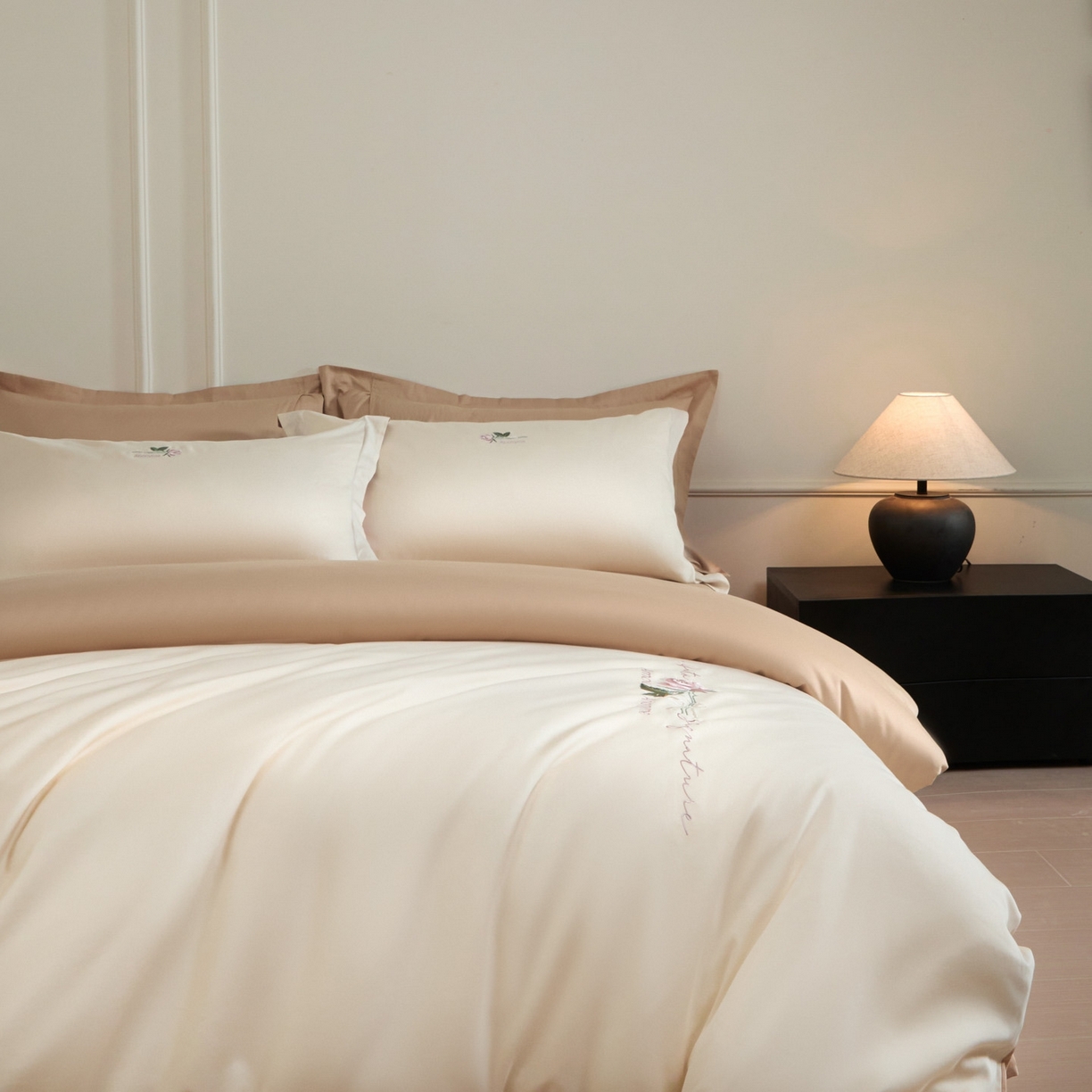 91家纺网 家纺一手货源 找家纺 秀色家纺 2026新款100支长绒棉纯棉四件套轻奢全棉刺绣被套床单纯棉四季床品-唤醒 唤醒-奶昔白+香槟金