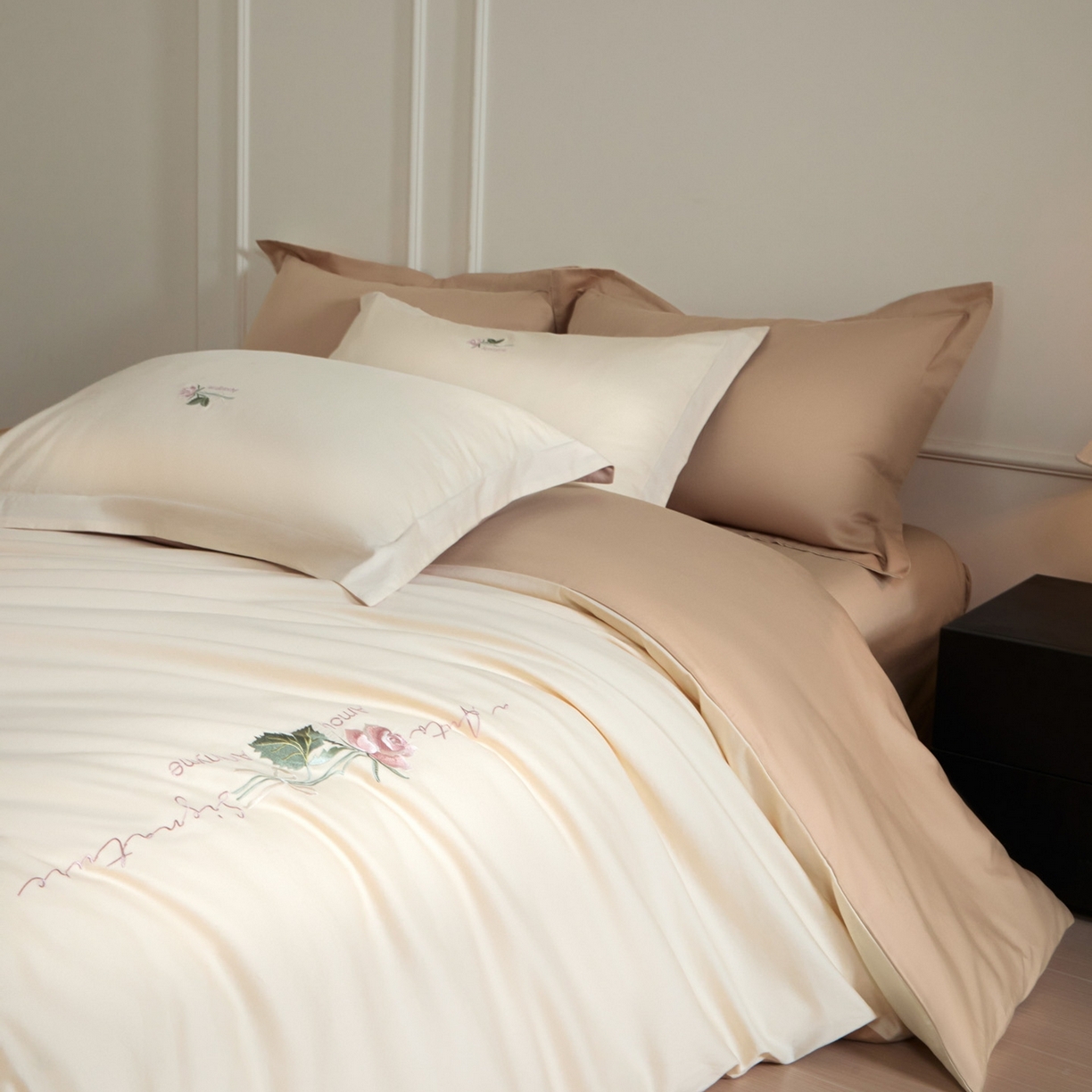 91家纺网 家纺一手货源 找家纺 秀色家纺 2026新款100支长绒棉纯棉四件套轻奢全棉刺绣被套床单纯棉四季床品-唤醒 唤醒-奶昔白+香槟金