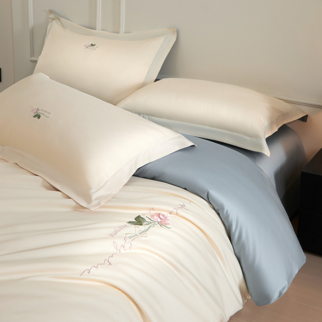 91家纺网 家纺一手货源 找家纺 秀色家纺 2026新款100支长绒棉纯棉四件套轻奢全棉刺绣被套床单纯棉四季床品-唤醒 唤醒-奶昔白+天空蓝