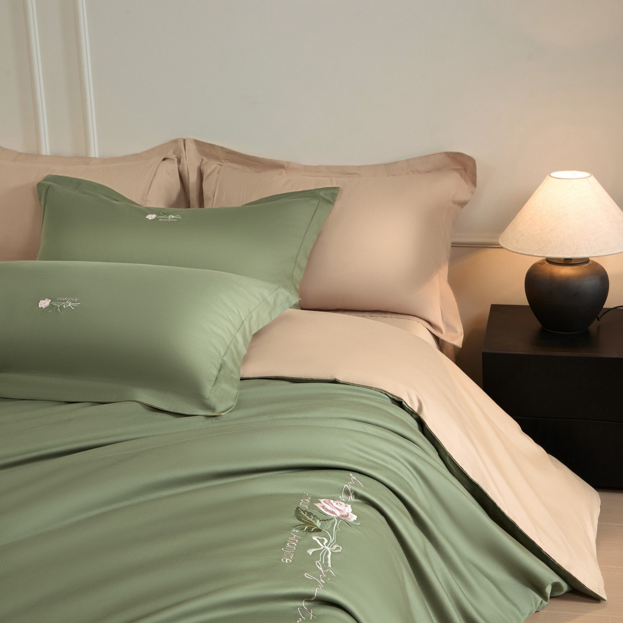 91家纺网 家纺一手货源 找家纺 秀色家纺 2026新款100支长绒棉纯棉四件套轻奢全棉刺绣被套床单纯棉四季床品-唤醒 唤醒-莺茶绿+香槟金