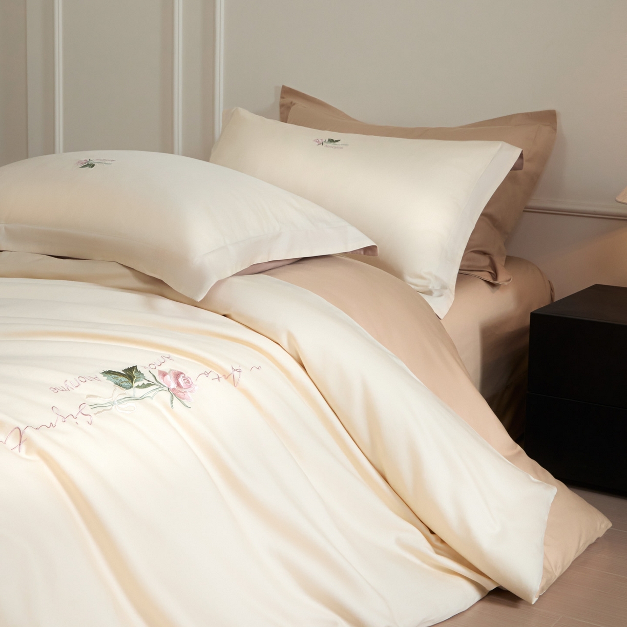 91家纺网 家纺一手货源 找家纺 秀色家纺 2026新款100支长绒棉纯棉四件套轻奢全棉刺绣被套床单纯棉四季床品-唤醒 唤醒-奶昔白+香槟金