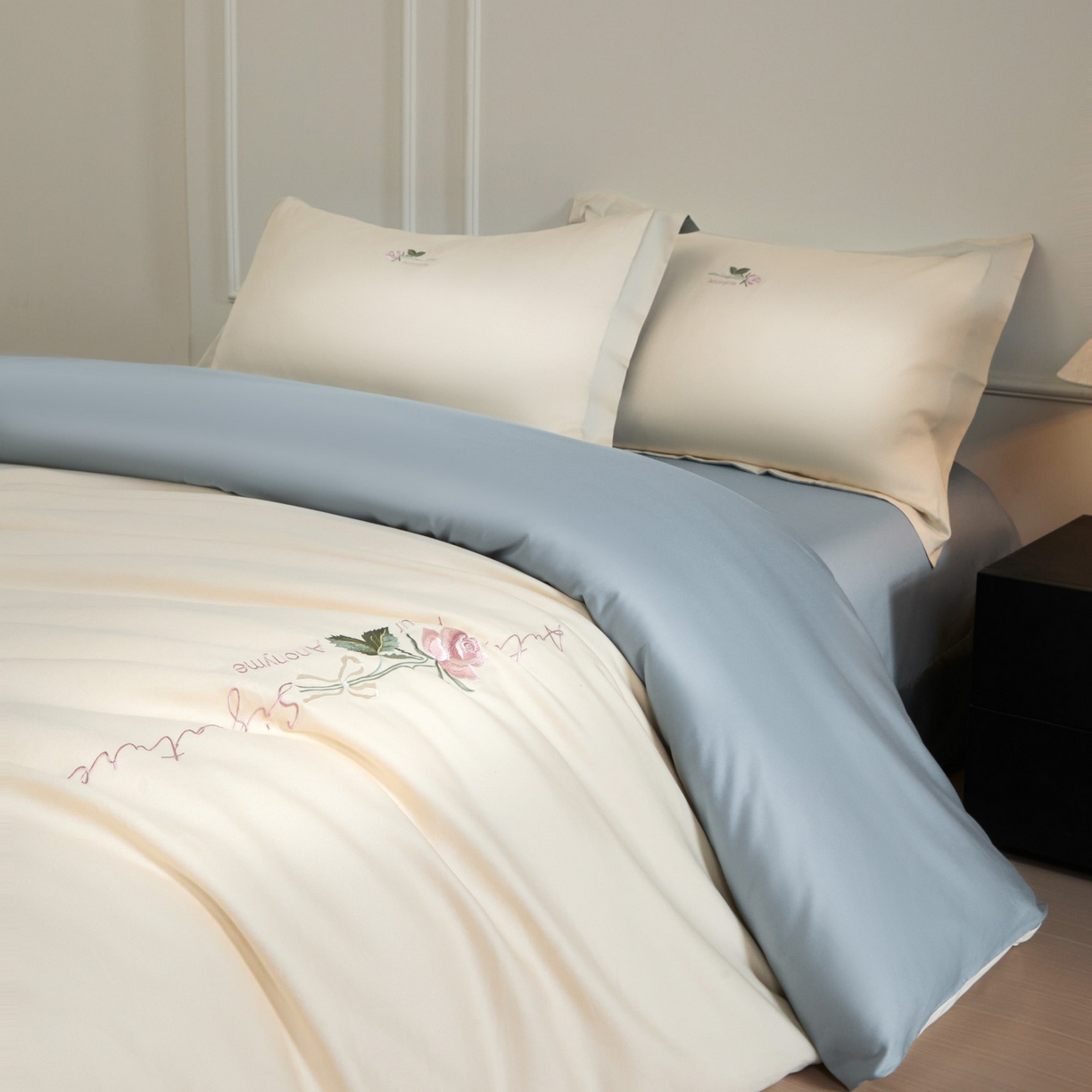 91家纺网 家纺一手货源 找家纺 秀色家纺 2026新款100支长绒棉纯棉四件套轻奢全棉刺绣被套床单纯棉四季床品-唤醒 唤醒-奶昔白+天空蓝