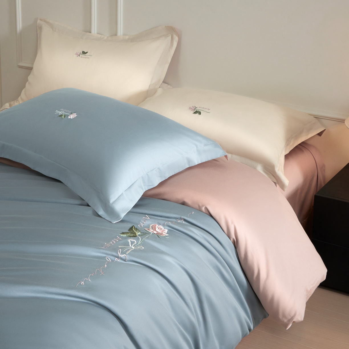 91家纺网 家纺一手货源 找家纺 秀色家纺 2026新款100支长绒棉纯棉四件套轻奢全棉刺绣被套床单纯棉四季床品-唤醒 唤醒-天空蓝+茱萸粉