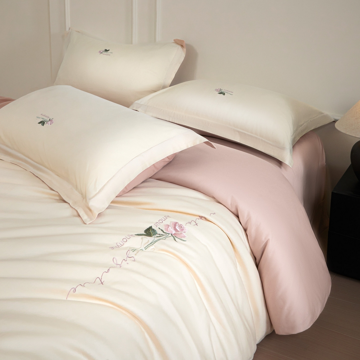 91家纺网 家纺一手货源 找家纺 秀色家纺 2026新款100支长绒棉纯棉四件套轻奢全棉刺绣被套床单纯棉四季床品-唤醒 唤醒-奶昔白+茱萸粉