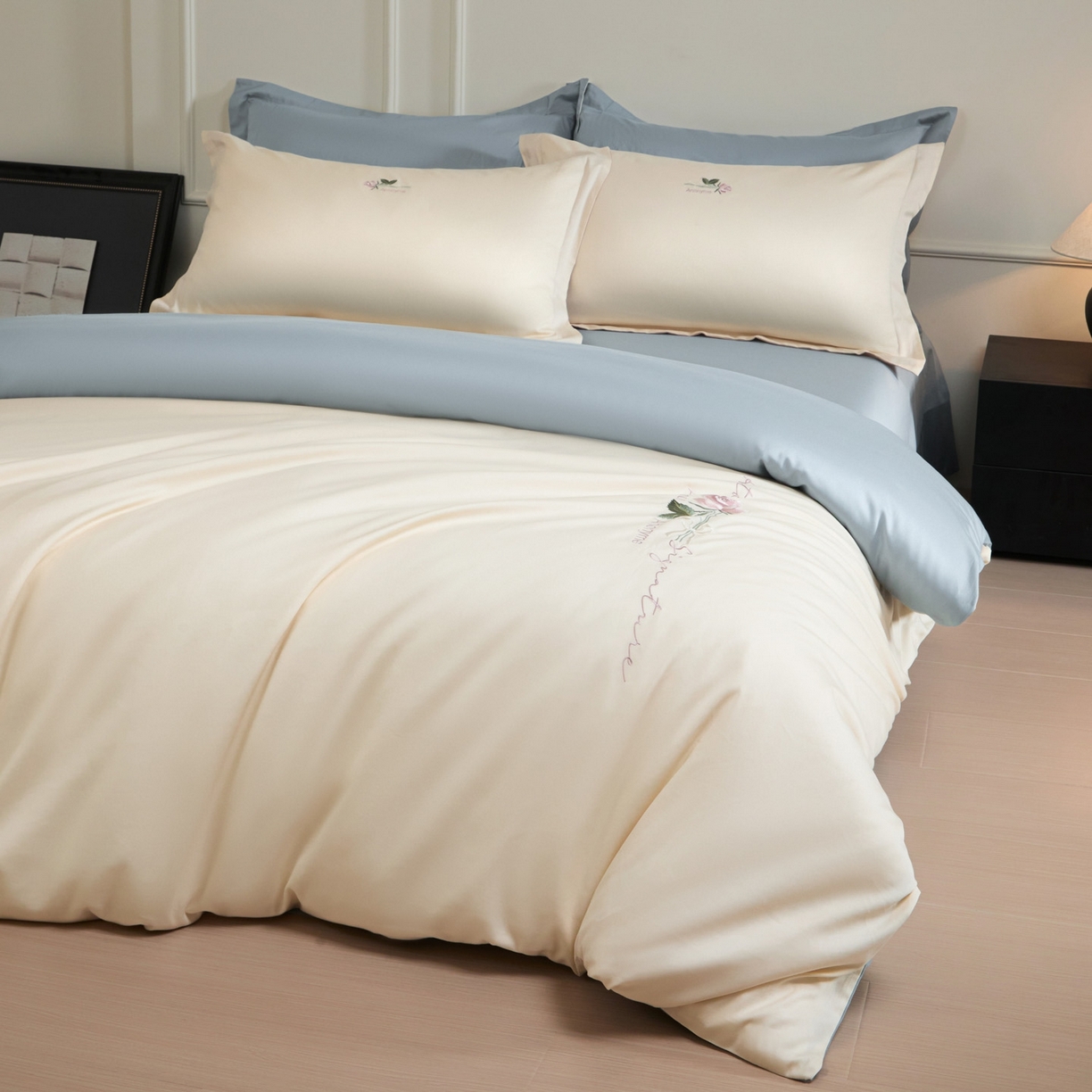 91家纺网 家纺一手货源 找家纺 秀色家纺 2026新款100支长绒棉纯棉四件套轻奢全棉刺绣被套床单纯棉四季床品-唤醒 唤醒-奶昔白+天空蓝