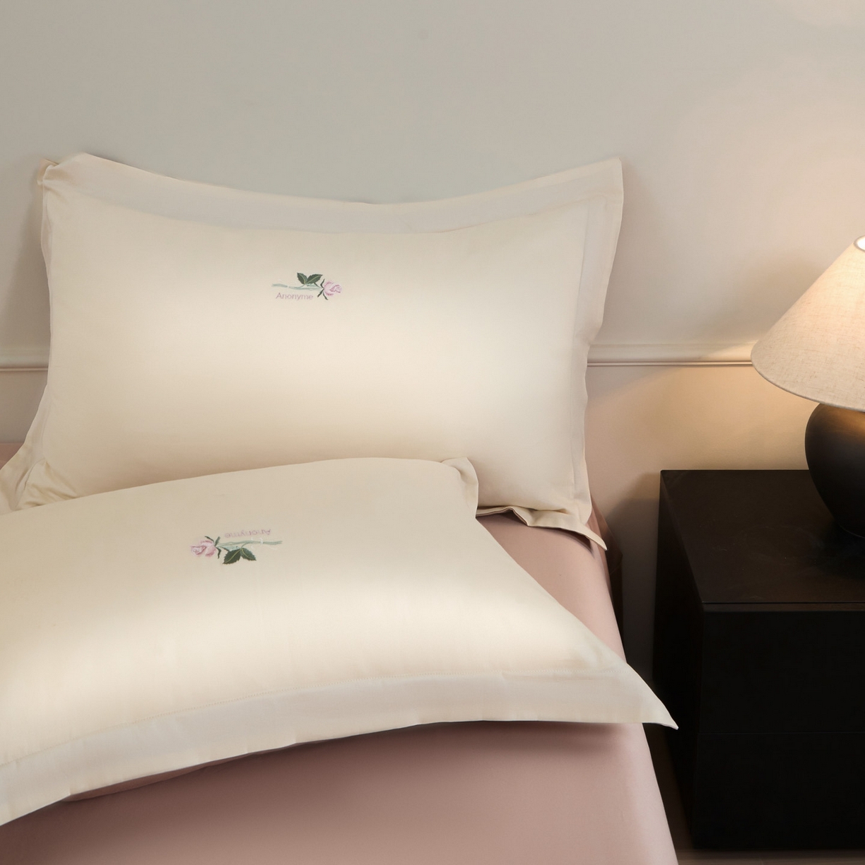 91家纺网 家纺一手货源 找家纺 秀色家纺 2026新款100支长绒棉纯棉四件套轻奢全棉刺绣被套床单纯棉四季床品-唤醒 唤醒-奶昔白+茱萸粉