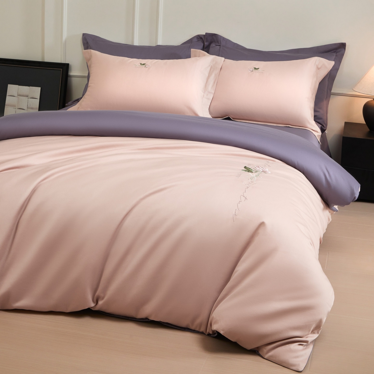 91家纺网 家纺一手货源 找家纺 秀色家纺 2026新款100支长绒棉纯棉四件套轻奢全棉刺绣被套床单纯棉四季床品-唤醒 唤醒-茱萸粉+丁香紫