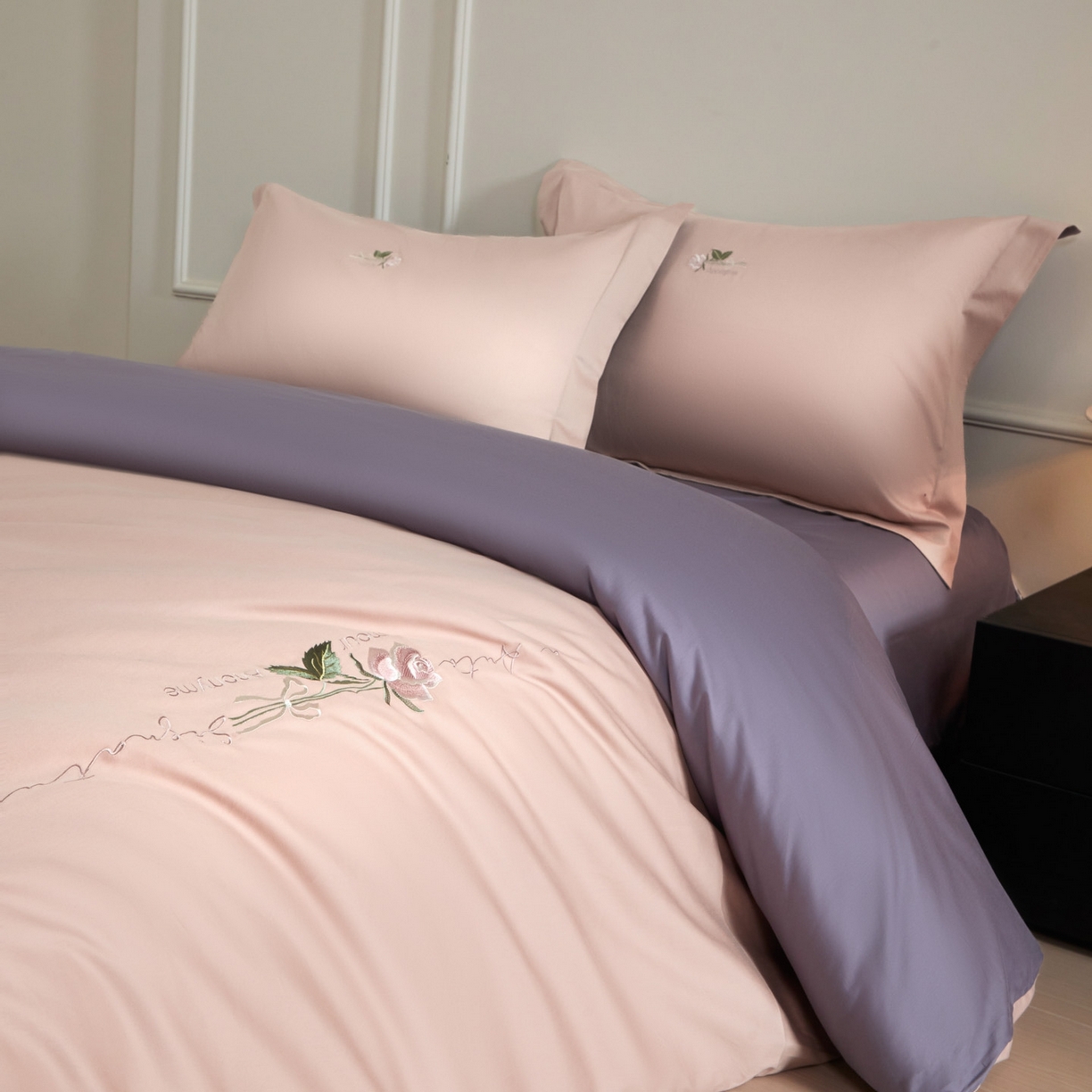 91家纺网 家纺一手货源 找家纺 秀色家纺 2026新款100支长绒棉纯棉四件套轻奢全棉刺绣被套床单纯棉四季床品-唤醒 唤醒-茱萸粉+丁香紫