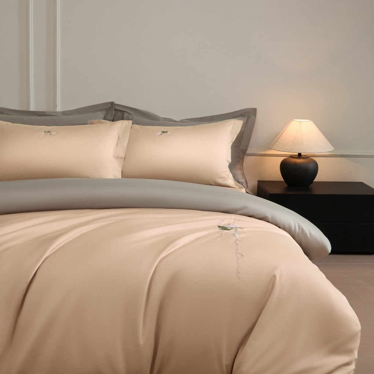 91家纺网 家纺一手货源 找家纺 秀色家纺 2026新款100支长绒棉纯棉四件套轻奢全棉刺绣被套床单纯棉四季床品-唤醒 唤醒-香槟金+烟墨灰