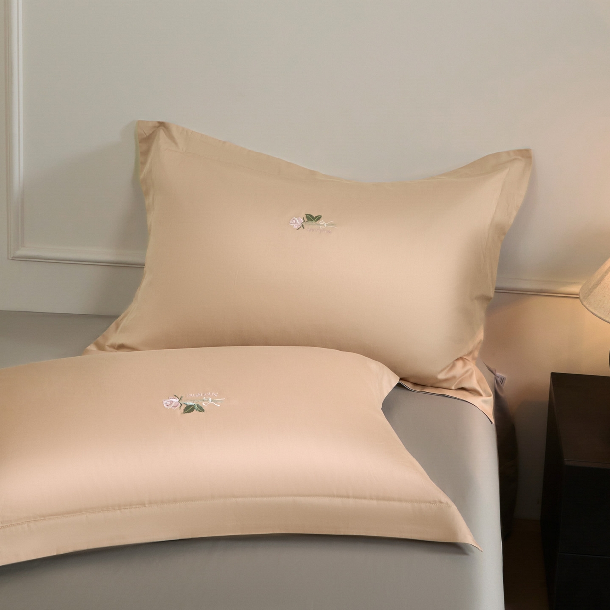 91家纺网 家纺一手货源 找家纺 秀色家纺 2026新款100支长绒棉纯棉四件套轻奢全棉刺绣被套床单纯棉四季床品-唤醒 唤醒-香槟金+烟墨灰