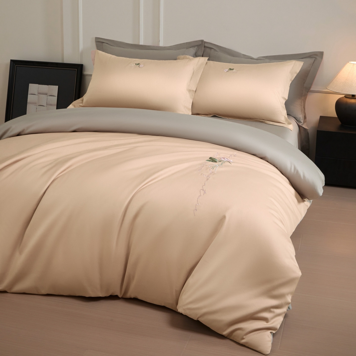 91家纺网 家纺一手货源 找家纺 秀色家纺 2026新款100支长绒棉纯棉四件套轻奢全棉刺绣被套床单纯棉四季床品-唤醒 唤醒-香槟金+烟墨灰