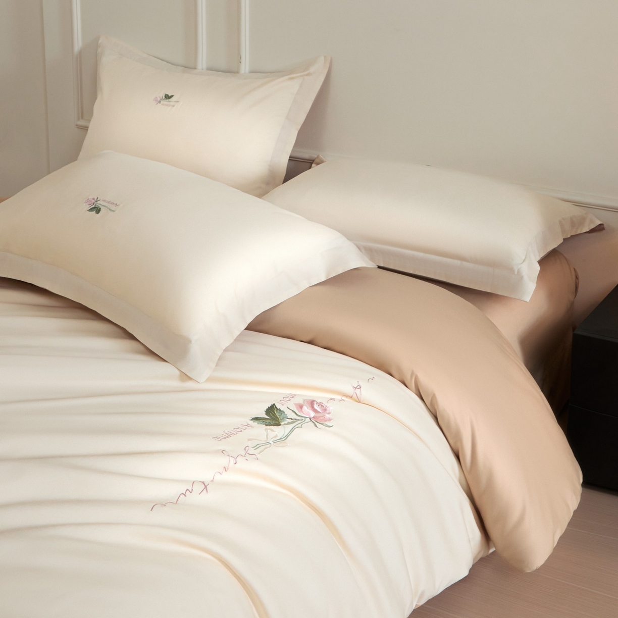 91家纺网 家纺一手货源 找家纺 秀色家纺 2026新款100支长绒棉纯棉四件套轻奢全棉刺绣被套床单纯棉四季床品-唤醒 唤醒-奶昔白+香槟金