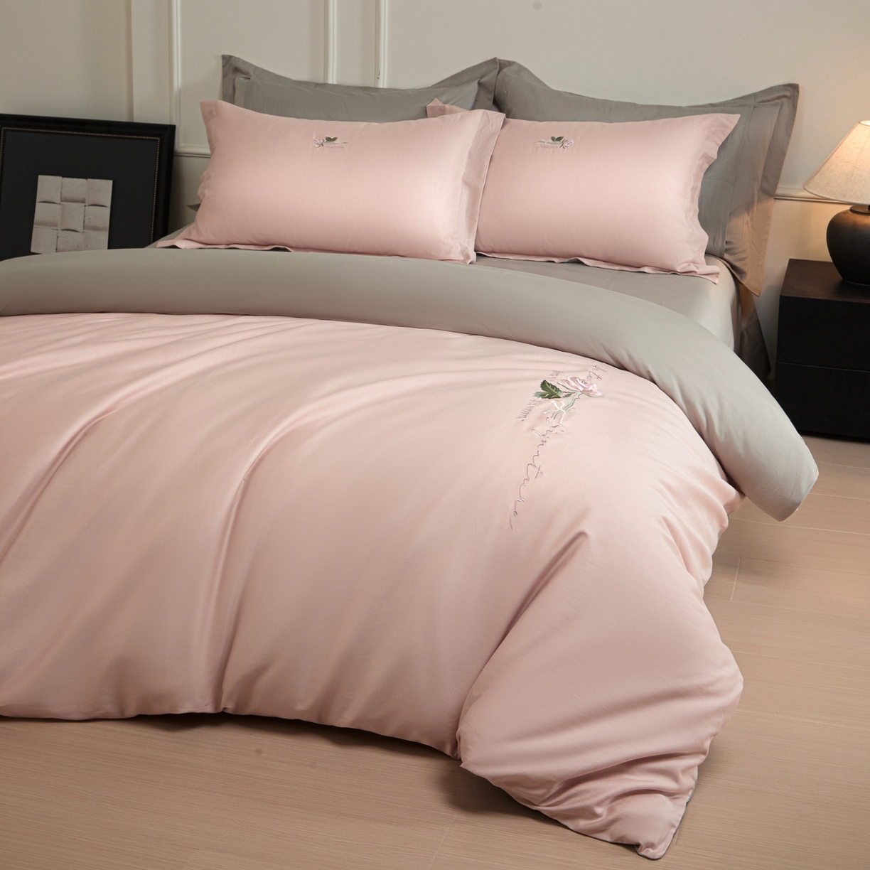 91家纺网 家纺一手货源 找家纺 秀色家纺 2026新款100支长绒棉纯棉四件套轻奢全棉刺绣被套床单纯棉四季床品-唤醒 唤醒-茱萸粉+烟墨灰