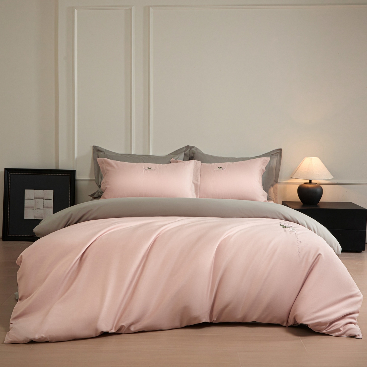 91家纺网 家纺一手货源 找家纺 秀色家纺 2026新款100支长绒棉纯棉四件套轻奢全棉刺绣被套床单纯棉四季床品-唤醒 唤醒-茱萸粉+烟墨灰