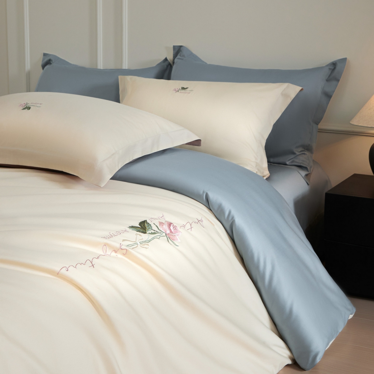 91家纺网 家纺一手货源 找家纺 秀色家纺 2026新款100支长绒棉纯棉四件套轻奢全棉刺绣被套床单纯棉四季床品-唤醒 唤醒-奶昔白+天空蓝