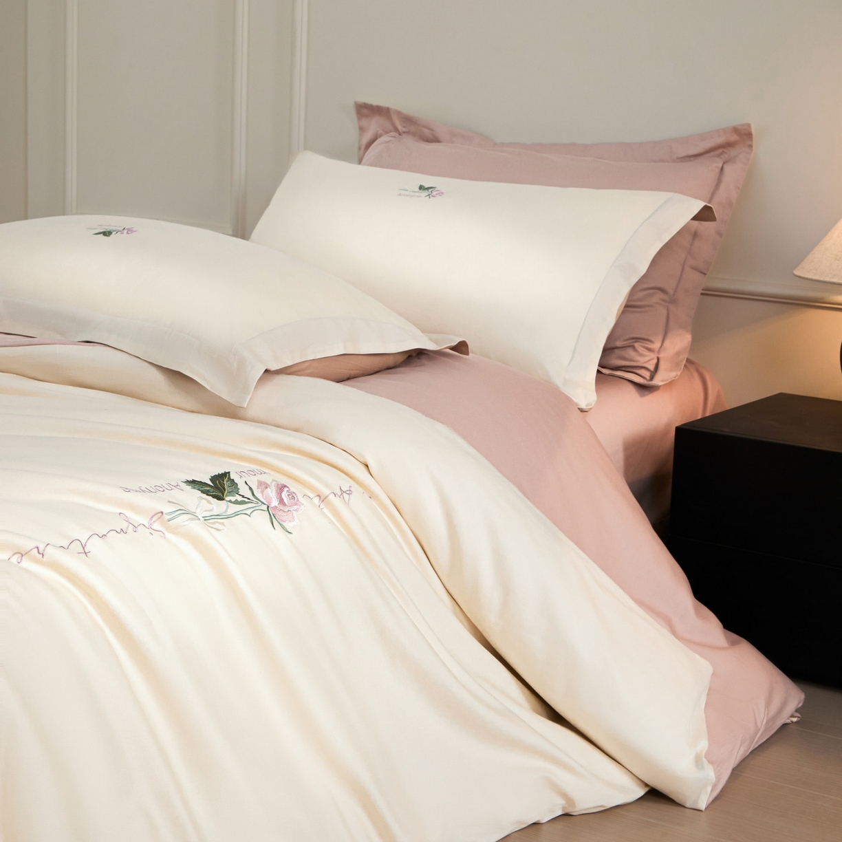 91家纺网 家纺一手货源 找家纺 秀色家纺 2026新款100支长绒棉纯棉四件套轻奢全棉刺绣被套床单纯棉四季床品-唤醒 唤醒-奶昔白+茱萸粉