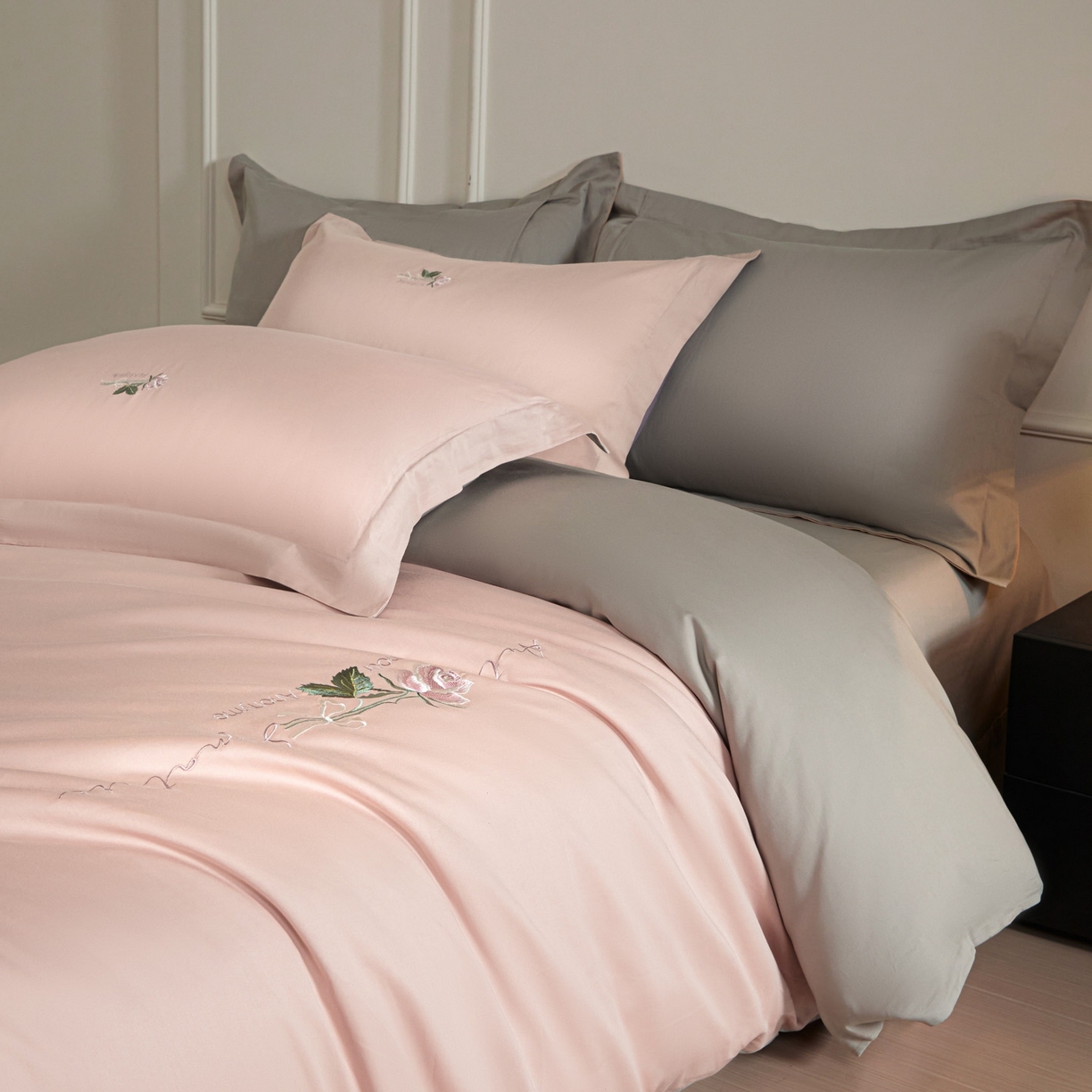 91家纺网 家纺一手货源 找家纺 秀色家纺 2026新款100支长绒棉纯棉四件套轻奢全棉刺绣被套床单纯棉四季床品-唤醒 唤醒-茱萸粉+烟墨灰