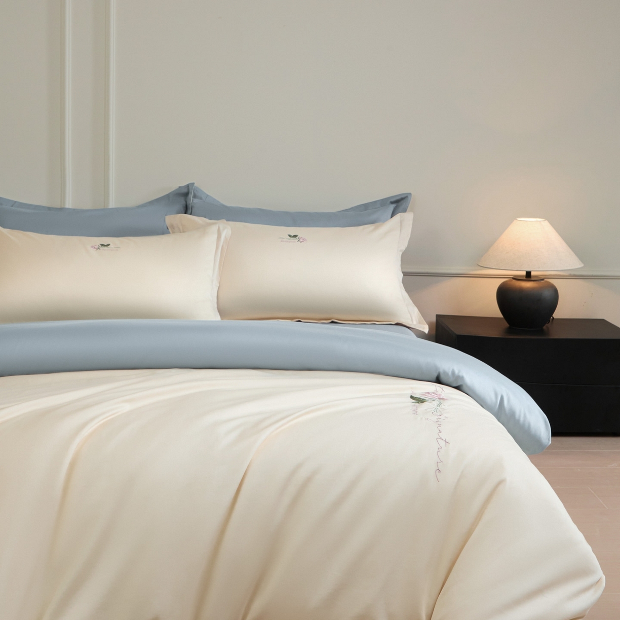 91家纺网 家纺一手货源 找家纺 秀色家纺 2026新款100支长绒棉纯棉四件套轻奢全棉刺绣被套床单纯棉四季床品-唤醒 唤醒-奶昔白+天空蓝