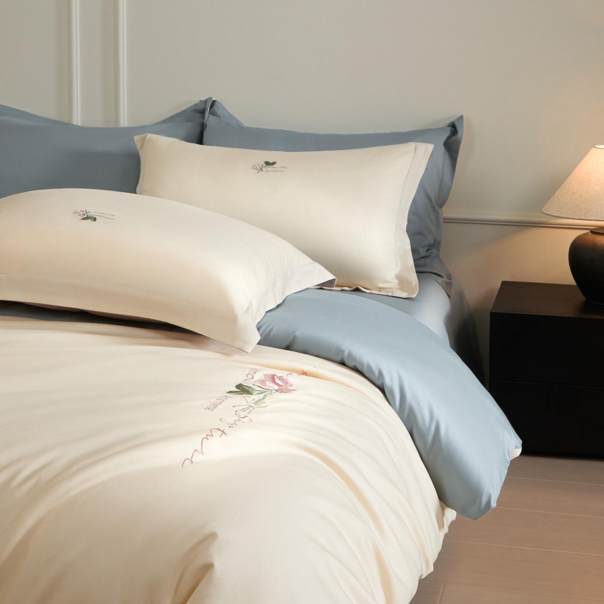 91家纺网 家纺一手货源 找家纺 秀色家纺 2026新款100支长绒棉纯棉四件套轻奢全棉刺绣被套床单纯棉四季床品-唤醒 唤醒-奶昔白+天空蓝