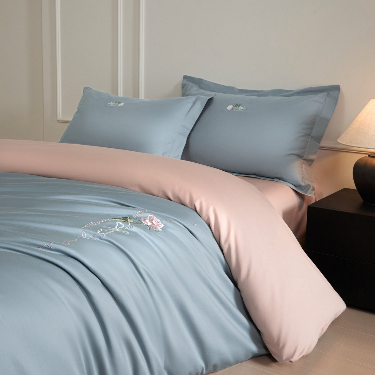 91家纺网 家纺一手货源 找家纺 秀色家纺 2026新款100支长绒棉纯棉四件套轻奢全棉刺绣被套床单纯棉四季床品-唤醒 唤醒-天空蓝+茱萸粉