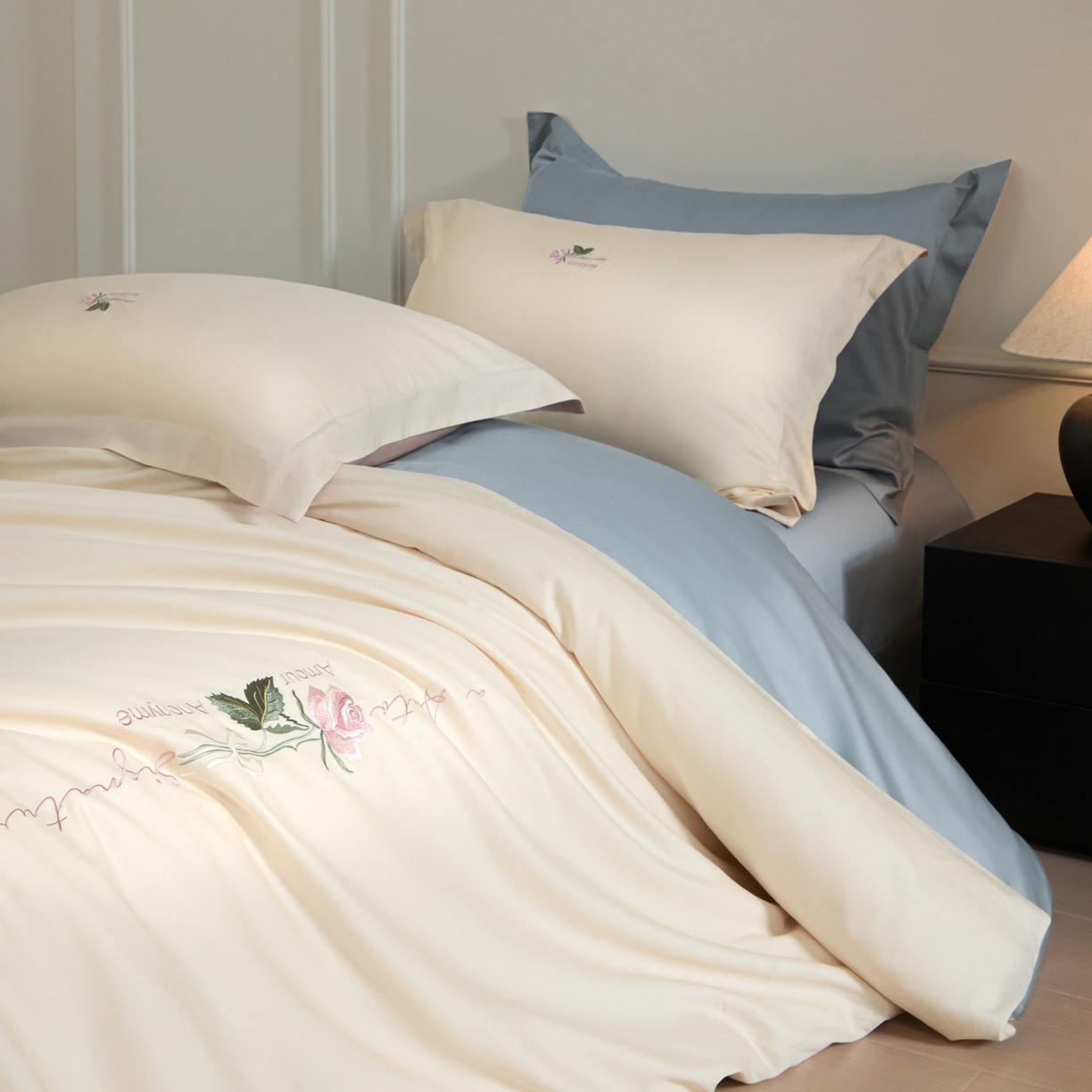 91家纺网 家纺一手货源 找家纺 秀色家纺 2026新款100支长绒棉纯棉四件套轻奢全棉刺绣被套床单纯棉四季床品-唤醒 唤醒-奶昔白+天空蓝