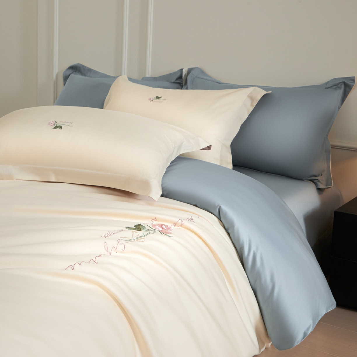 91家纺网 家纺一手货源 找家纺 秀色家纺 2026新款100支长绒棉纯棉四件套轻奢全棉刺绣被套床单纯棉四季床品-唤醒 唤醒-奶昔白+天空蓝