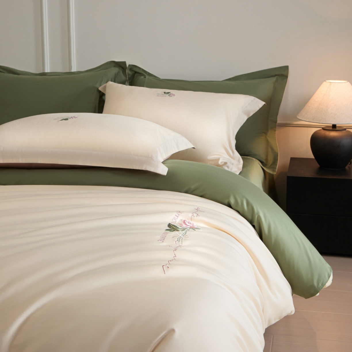 91家纺网 家纺一手货源 找家纺 秀色家纺 2026新款100支长绒棉纯棉四件套轻奢全棉刺绣被套床单纯棉四季床品-唤醒 唤醒-奶昔白+莺茶绿