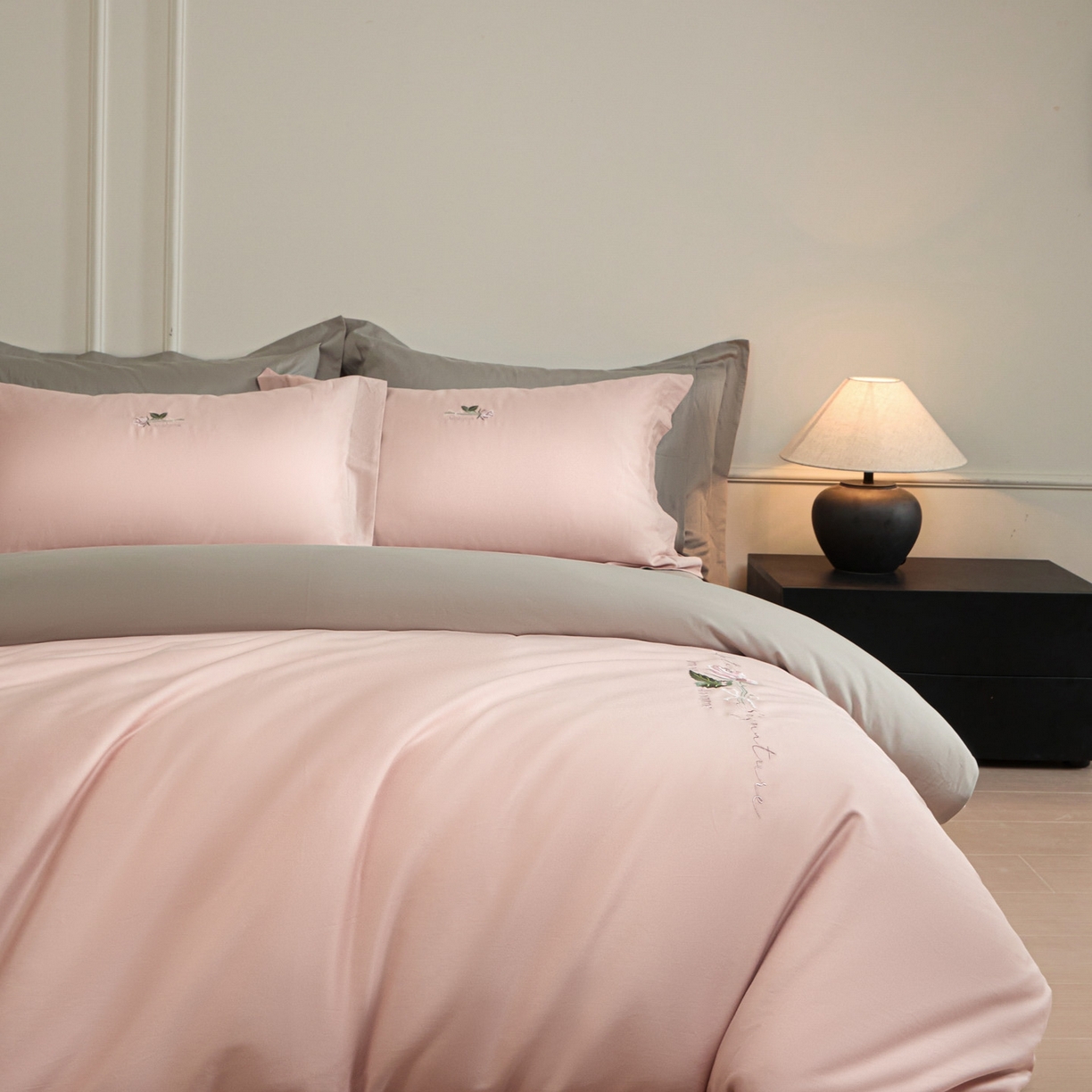 91家纺网 家纺一手货源 找家纺 秀色家纺 2026新款100支长绒棉纯棉四件套轻奢全棉刺绣被套床单纯棉四季床品-唤醒 唤醒-茱萸粉+烟墨灰