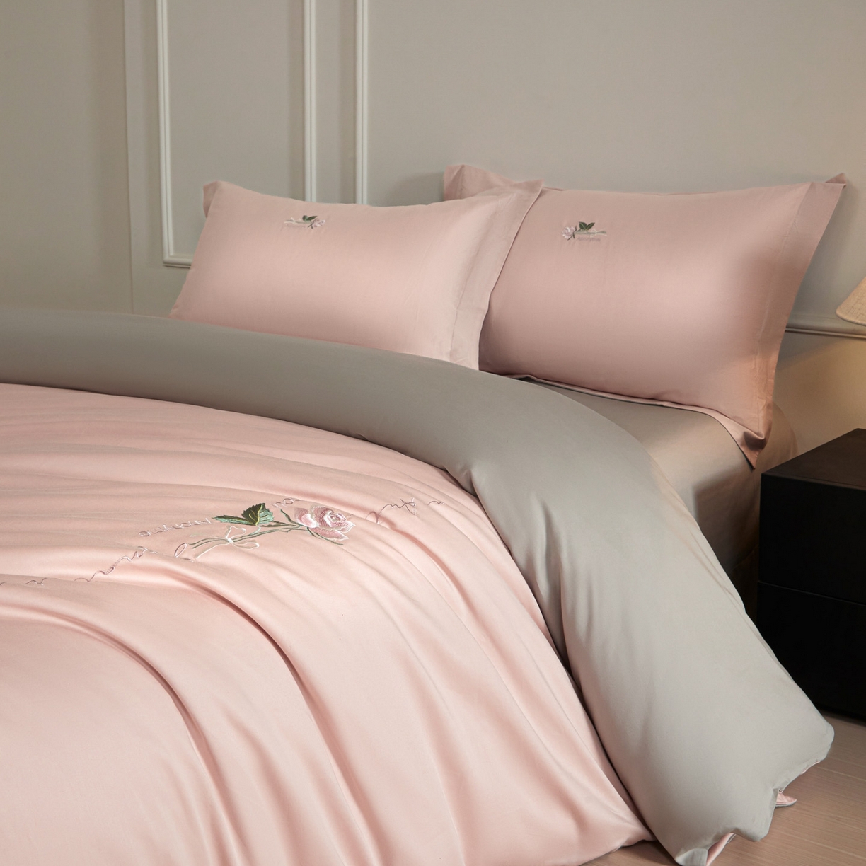 91家纺网 家纺一手货源 找家纺 秀色家纺 2026新款100支长绒棉纯棉四件套轻奢全棉刺绣被套床单纯棉四季床品-唤醒 唤醒-茱萸粉+烟墨灰