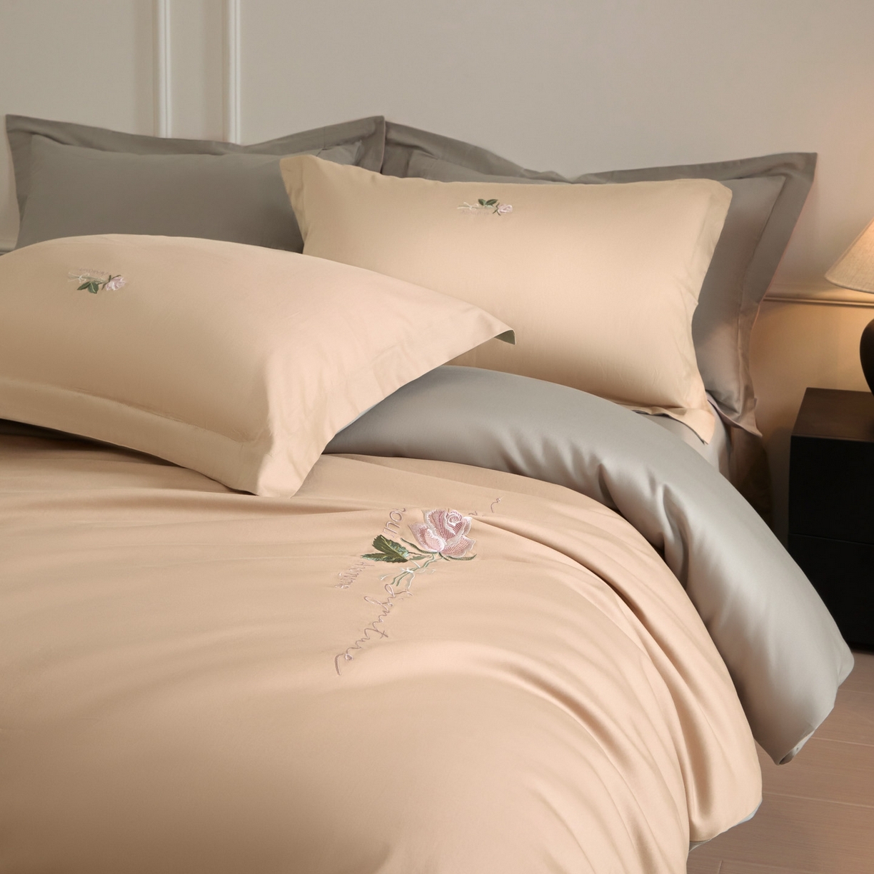 91家纺网 家纺一手货源 找家纺 秀色家纺 2026新款100支长绒棉纯棉四件套轻奢全棉刺绣被套床单纯棉四季床品-唤醒 唤醒-香槟金+烟墨灰