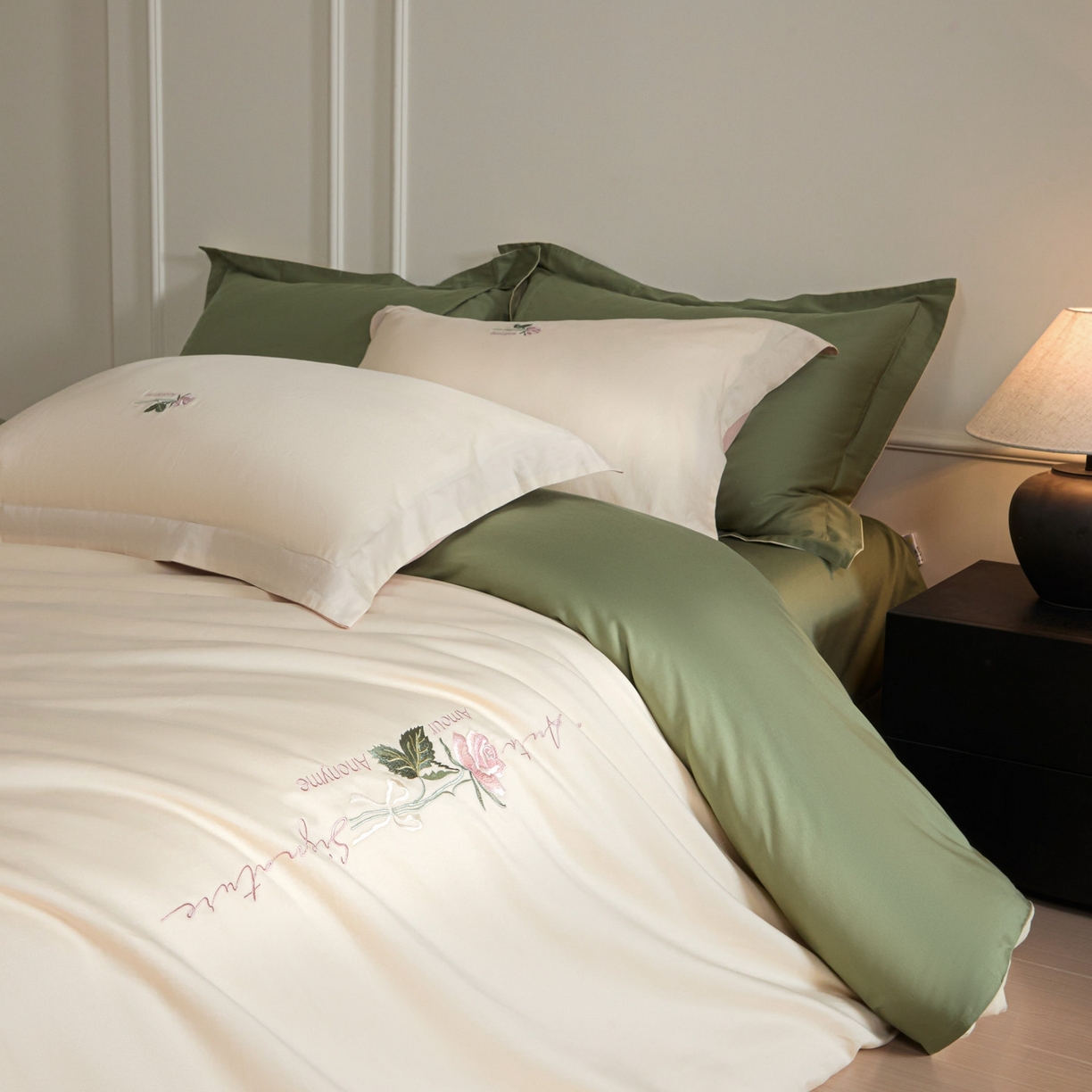 91家纺网 家纺一手货源 找家纺 秀色家纺 2026新款100支长绒棉纯棉四件套轻奢全棉刺绣被套床单纯棉四季床品-唤醒 唤醒-奶昔白+莺茶绿