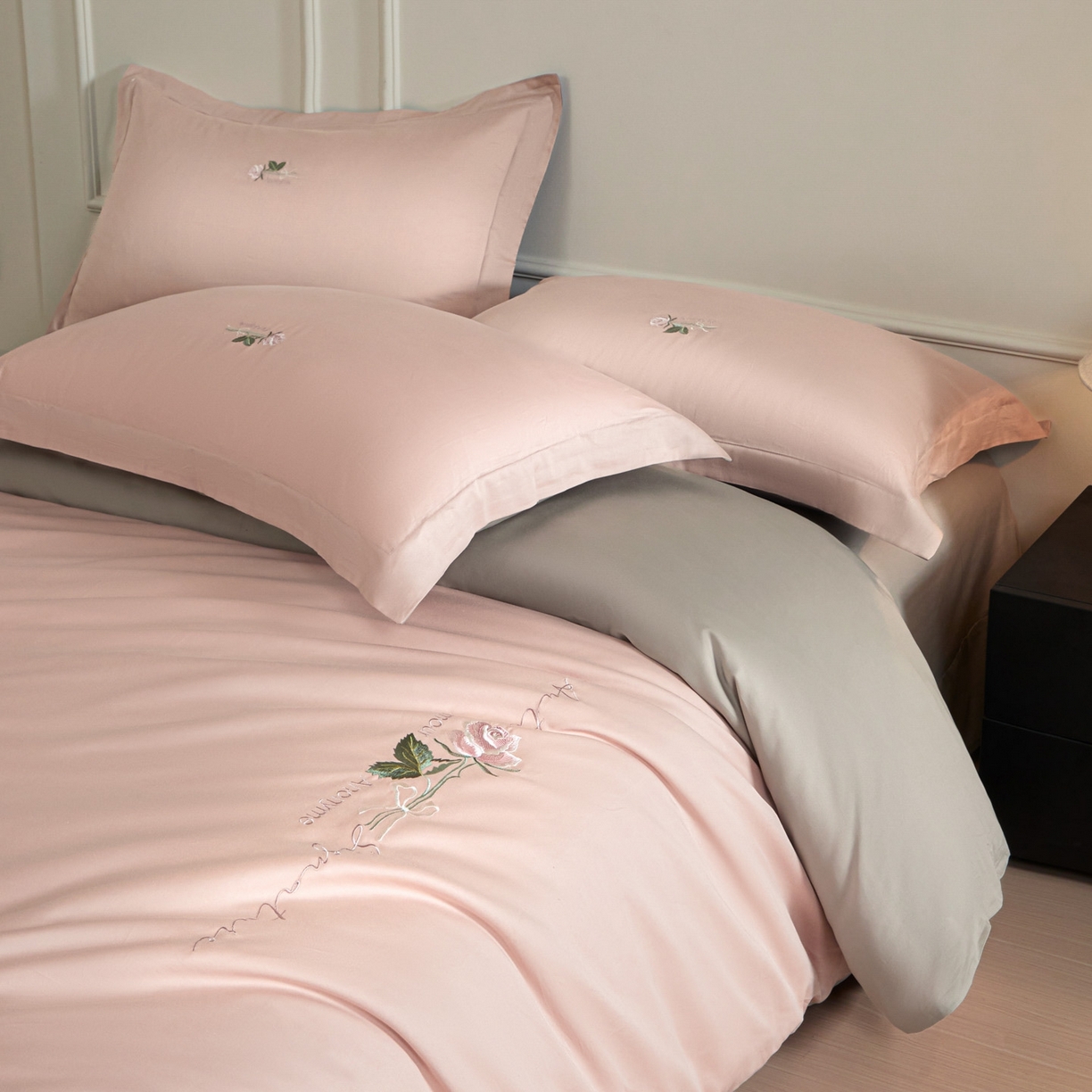 91家纺网 家纺一手货源 找家纺 秀色家纺 2026新款100支长绒棉纯棉四件套轻奢全棉刺绣被套床单纯棉四季床品-唤醒 唤醒-茱萸粉+烟墨灰