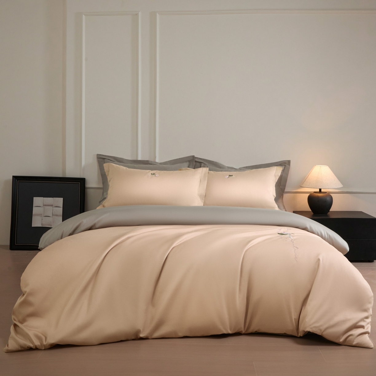 91家纺网 家纺一手货源 找家纺 秀色家纺 2026新款100支长绒棉纯棉四件套轻奢全棉刺绣被套床单纯棉四季床品-唤醒 唤醒-香槟金+烟墨灰