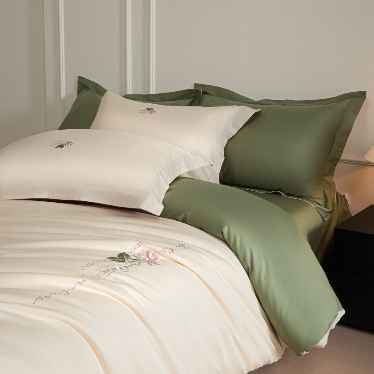 91家纺网 家纺一手货源 找家纺 秀色家纺 2026新款100支长绒棉纯棉四件套轻奢全棉刺绣被套床单纯棉四季床品-唤醒 唤醒-奶昔白+莺茶绿