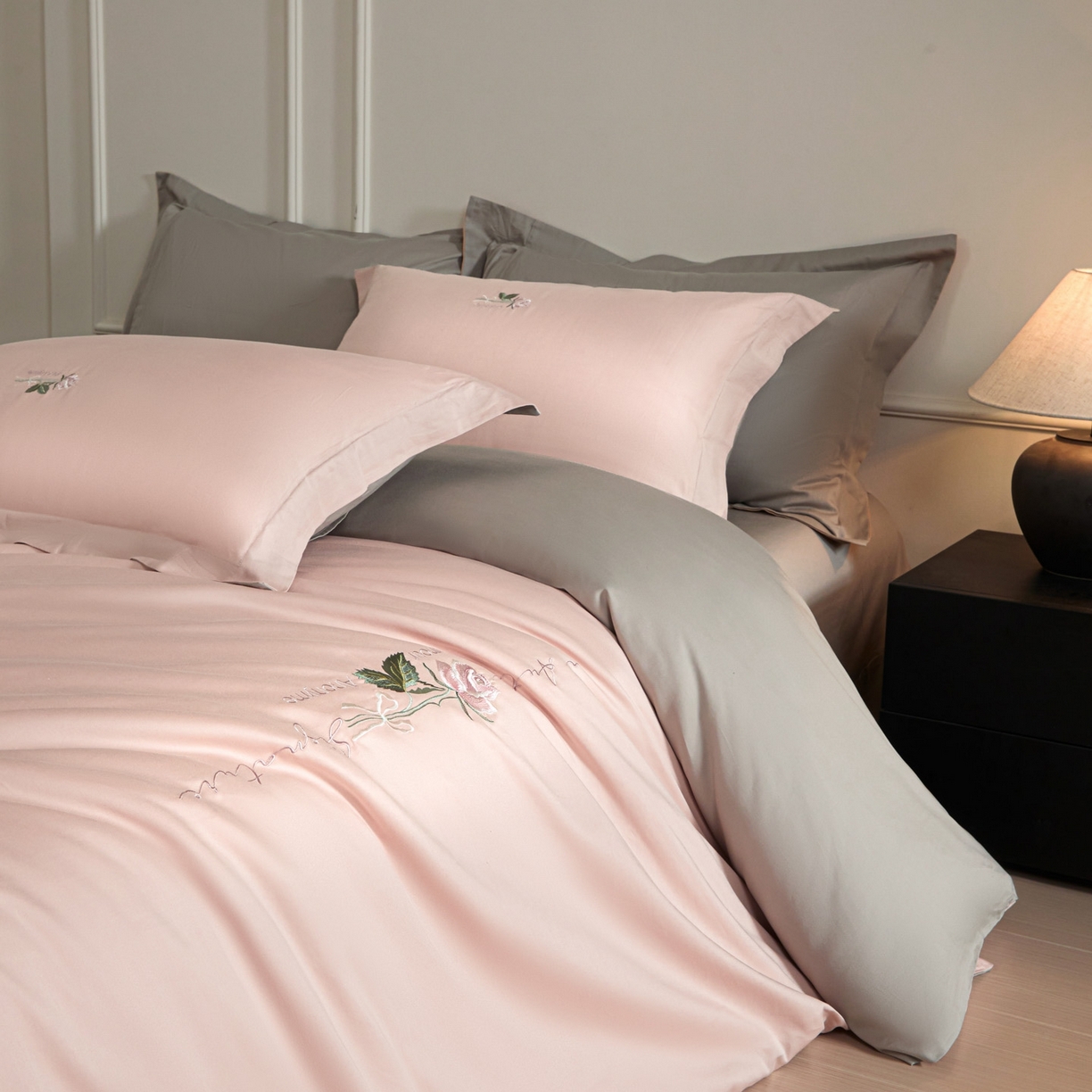 91家纺网 家纺一手货源 找家纺 秀色家纺 2026新款100支长绒棉纯棉四件套轻奢全棉刺绣被套床单纯棉四季床品-唤醒 唤醒-茱萸粉+烟墨灰