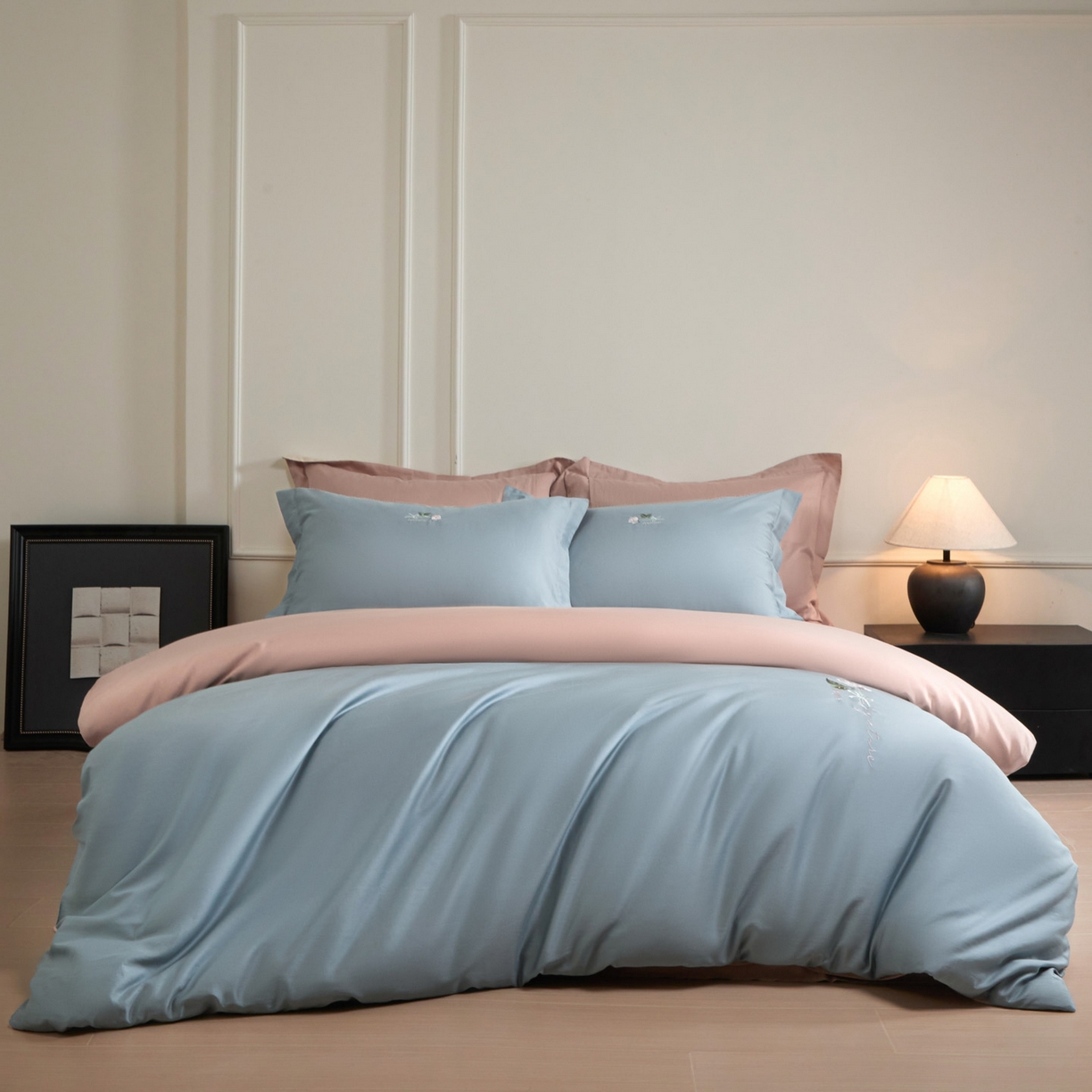 91家纺网 家纺一手货源 找家纺 秀色家纺 2026新款100支长绒棉纯棉四件套轻奢全棉刺绣被套床单纯棉四季床品-唤醒 唤醒-天空蓝+茱萸粉