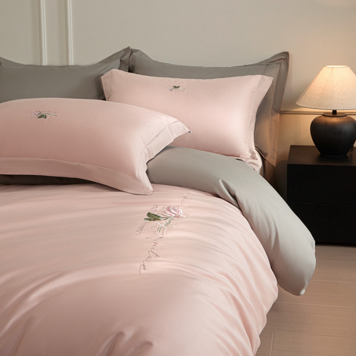 91家纺网 家纺一手货源 找家纺 秀色家纺 2026新款100支长绒棉纯棉四件套轻奢全棉刺绣被套床单纯棉四季床品-唤醒 唤醒-茱萸粉+烟墨灰