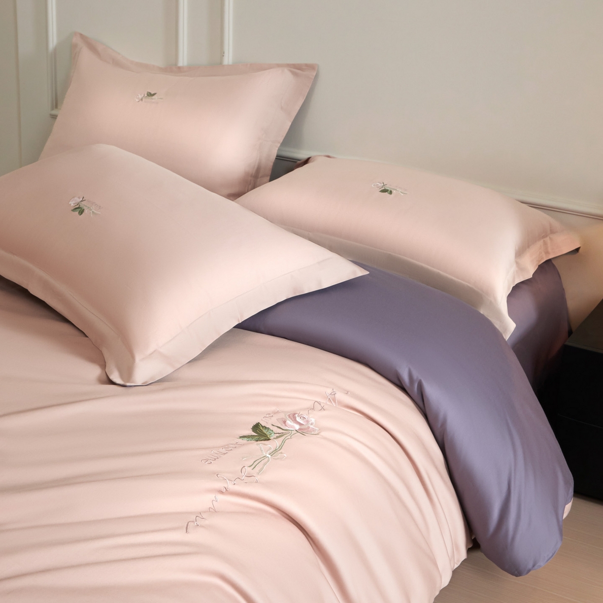 91家纺网 家纺一手货源 找家纺 秀色家纺 2026新款100支长绒棉纯棉四件套轻奢全棉刺绣被套床单纯棉四季床品-唤醒 唤醒-茱萸粉+丁香紫