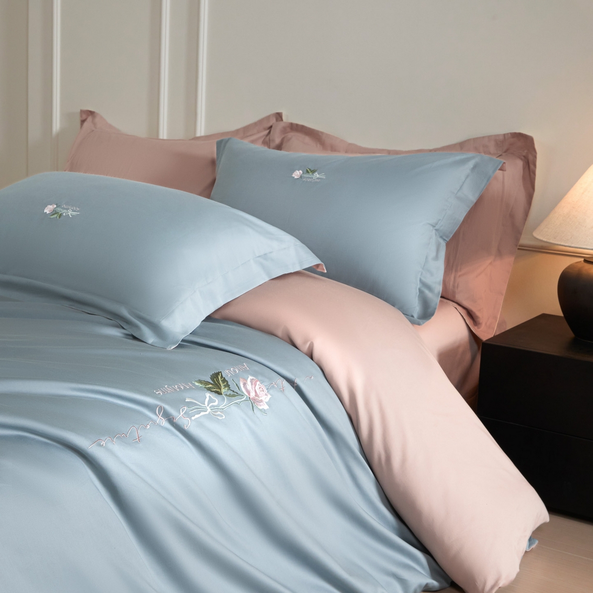 91家纺网 家纺一手货源 找家纺 秀色家纺 2026新款100支长绒棉纯棉四件套轻奢全棉刺绣被套床单纯棉四季床品-唤醒 唤醒-天空蓝+茱萸粉