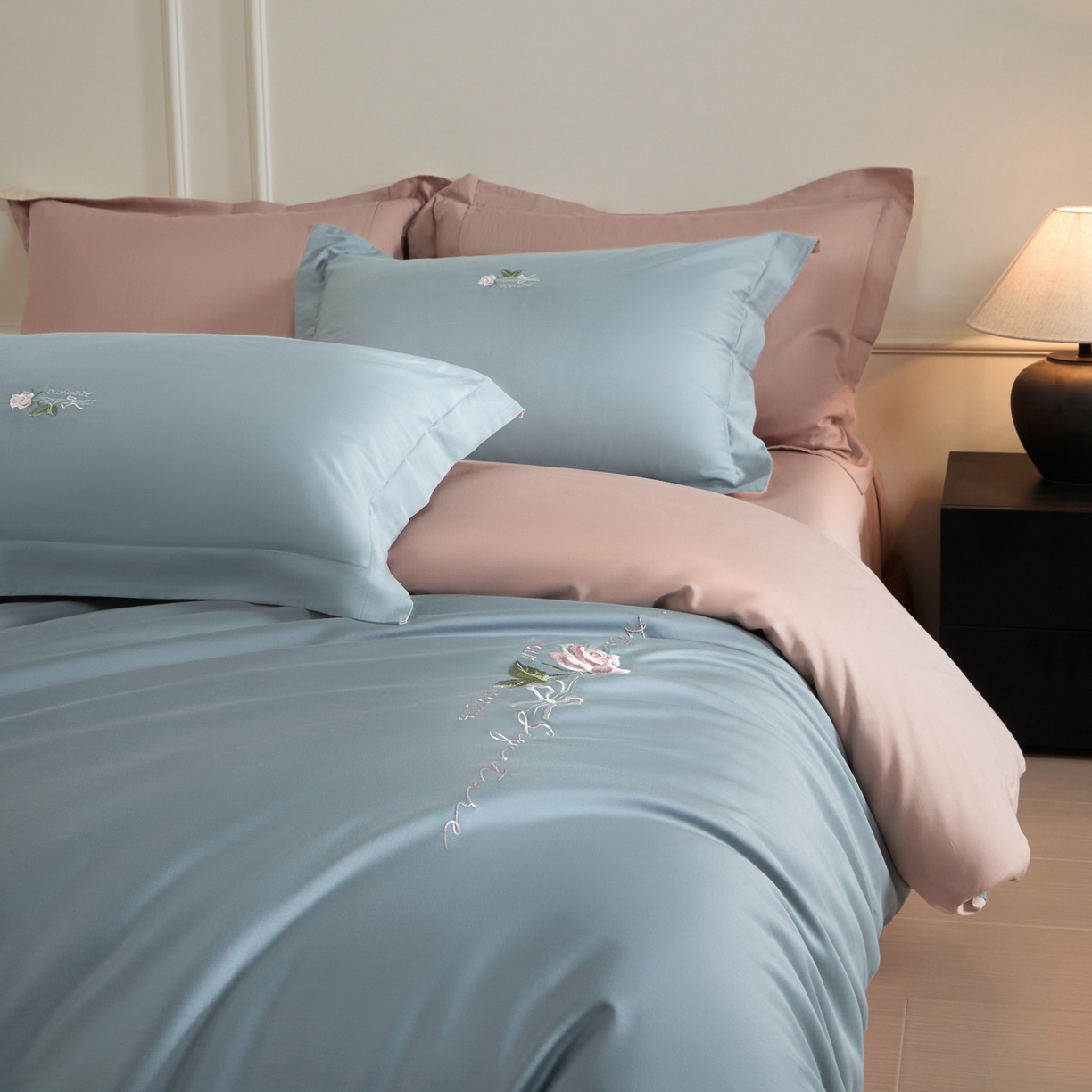 91家纺网 家纺一手货源 找家纺 秀色家纺 2026新款100支长绒棉纯棉四件套轻奢全棉刺绣被套床单纯棉四季床品-唤醒 唤醒-天空蓝+茱萸粉
