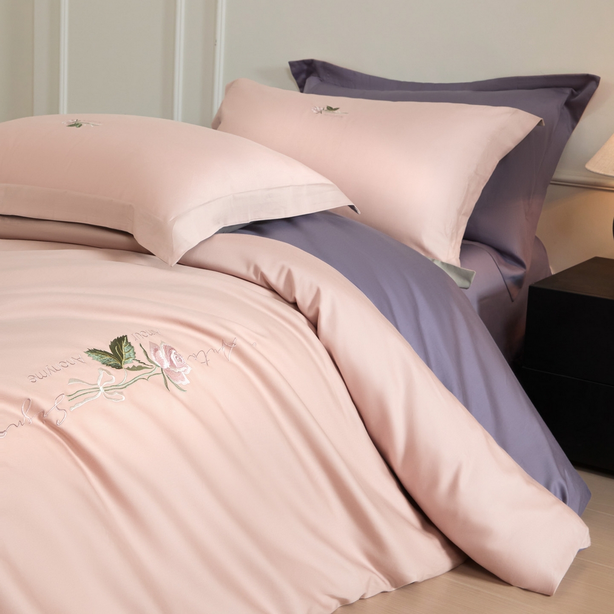 91家纺网 家纺一手货源 找家纺 秀色家纺 2026新款100支长绒棉纯棉四件套轻奢全棉刺绣被套床单纯棉四季床品-唤醒 唤醒-茱萸粉+丁香紫