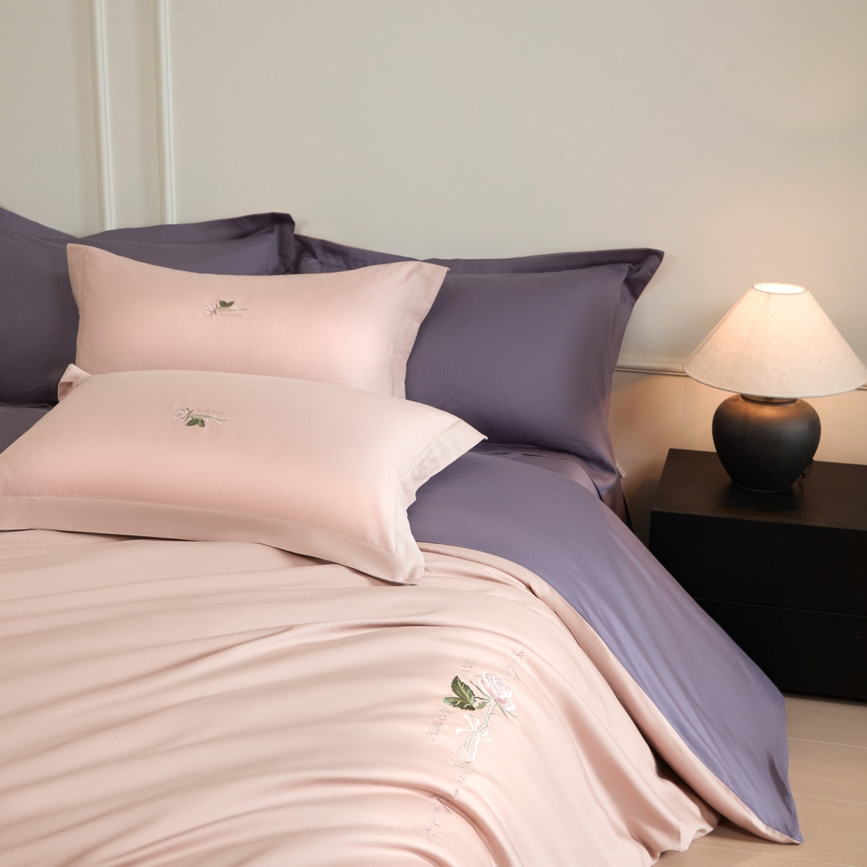 91家纺网 家纺一手货源 找家纺 秀色家纺 2026新款100支长绒棉纯棉四件套轻奢全棉刺绣被套床单纯棉四季床品-唤醒 唤醒-茱萸粉+丁香紫