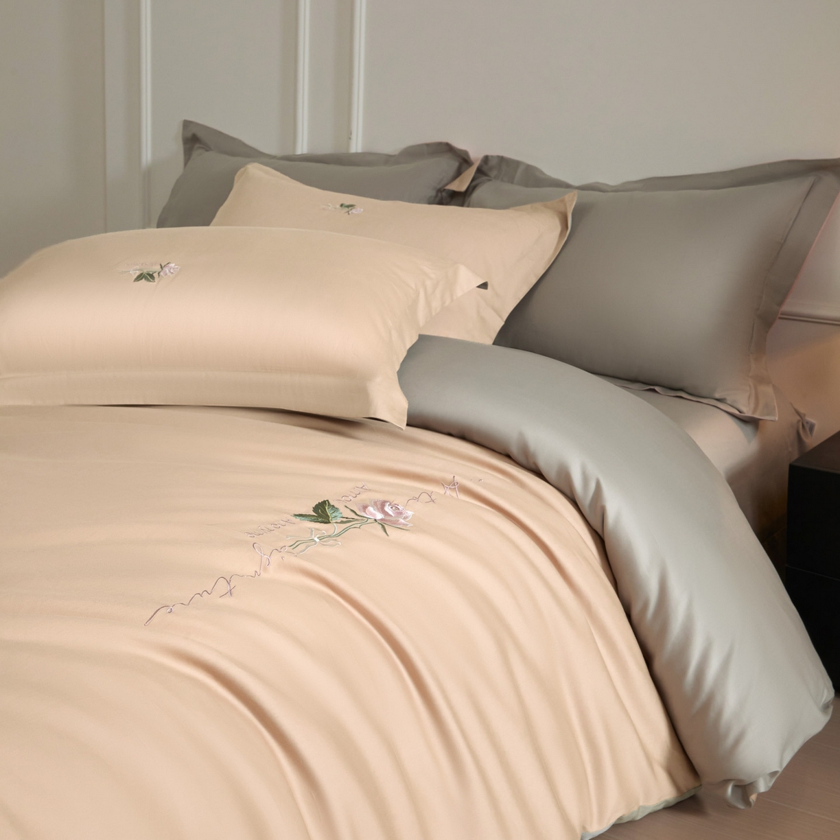 91家纺网 家纺一手货源 找家纺 秀色家纺 2026新款100支长绒棉纯棉四件套轻奢全棉刺绣被套床单纯棉四季床品-唤醒 唤醒-香槟金+烟墨灰