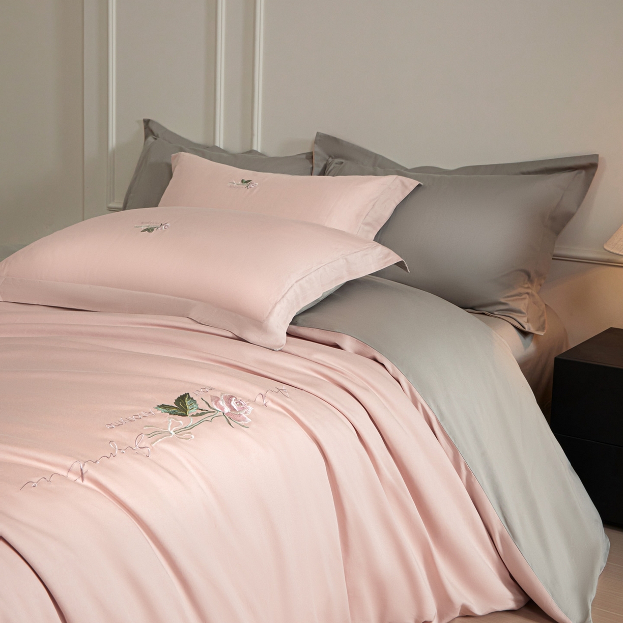 91家纺网 家纺一手货源 找家纺 秀色家纺 2026新款100支长绒棉纯棉四件套轻奢全棉刺绣被套床单纯棉四季床品-唤醒 唤醒-茱萸粉+烟墨灰
