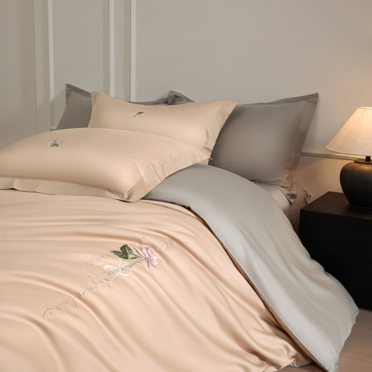 91家纺网 家纺一手货源 找家纺 秀色家纺 2026新款100支长绒棉纯棉四件套轻奢全棉刺绣被套床单纯棉四季床品-唤醒 唤醒-香槟金+烟墨灰