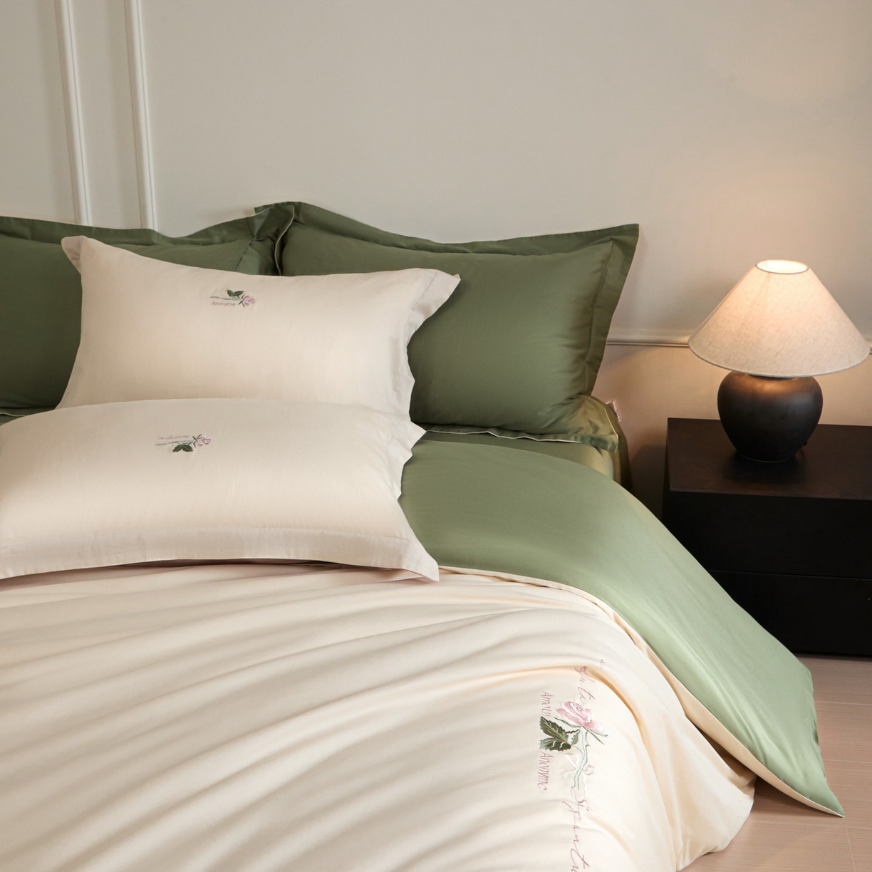 91家纺网 家纺一手货源 找家纺 秀色家纺 2026新款100支长绒棉纯棉四件套轻奢全棉刺绣被套床单纯棉四季床品-唤醒 唤醒-奶昔白+莺茶绿