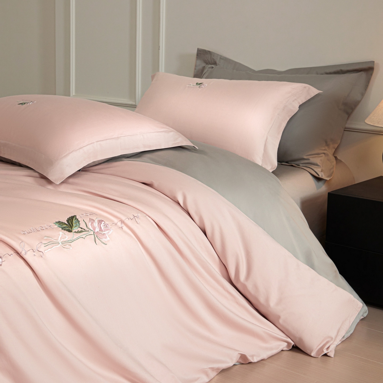 91家纺网 家纺一手货源 找家纺 秀色家纺 2026新款100支长绒棉纯棉四件套轻奢全棉刺绣被套床单纯棉四季床品-唤醒 唤醒-茱萸粉+烟墨灰